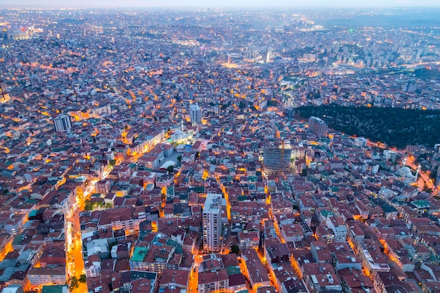 La vista di Istanbul dall'alto ci mostra un'incredibile scena crepuscolare