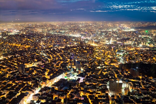 La vista di Istanbul dall'alto ci mostra un'incredibile scena crepuscolare