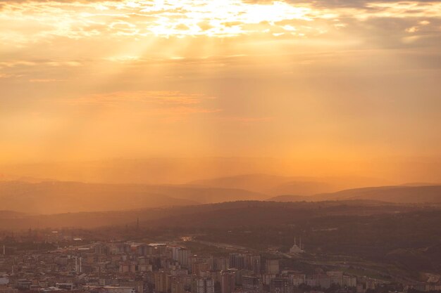 La vista di Istanbul dall'alto ci mostra un'incredibile scena del tramonto