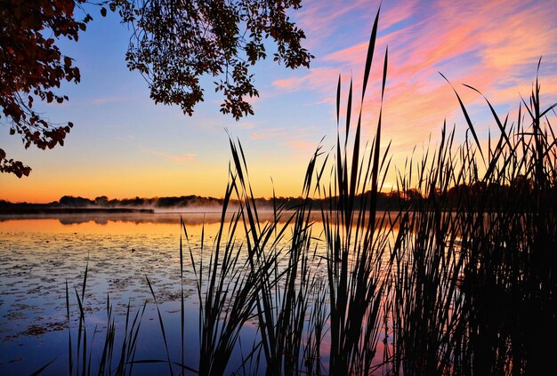 La vista di un lago calmo contro il cielo