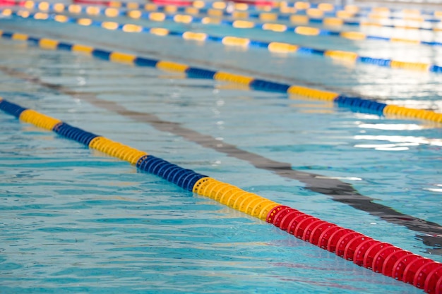 La vista di una piscina pubblica vuota all'interno Corsie di una piscina da competizione Concetto di sport