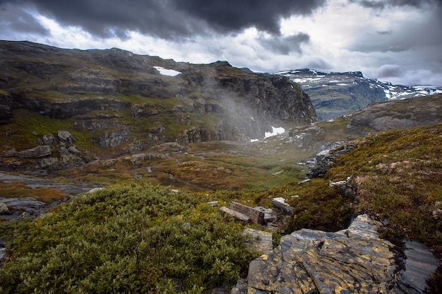 La vista estiva di Trolltunga a Odda, lago Ringedalsvatnet, Norvegia.