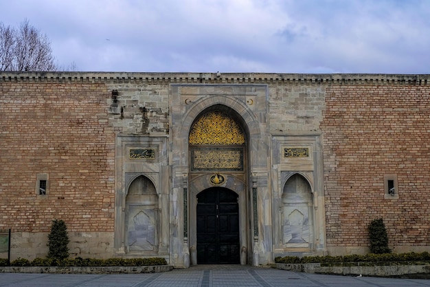 La vista frontale all'ingresso del Palazzo Topkapi ad Istanbul in Turchia