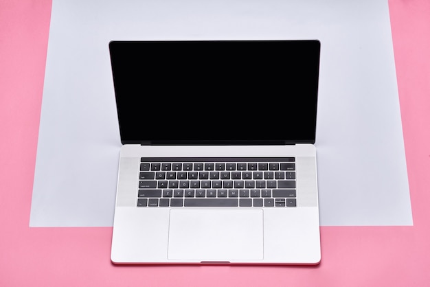 La vista frontale del laptop è sul tavolo di lavoro, sfondo concreto, percorso di ritaglio all'interno
