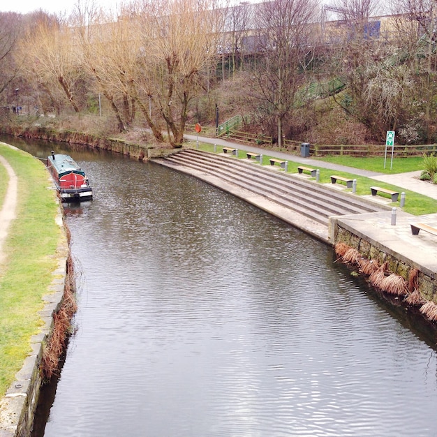 La vista idilliaca del canale nel parco