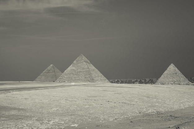 La vista in bianco e nero della Grande Piramide di Khufu e Khafe nel Complesso della Piramide di Giza Egitto