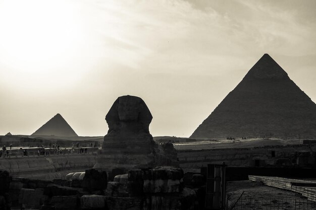 La vista in bianco e nero della Sfinge e della Grande Piramide di Giza in Egitto