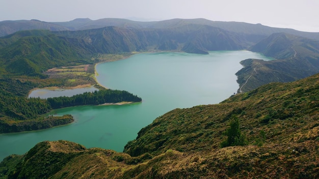 La vista intacta della laguna dal drone al mattino sulle ruvide colline vulcaniche coperte di verde