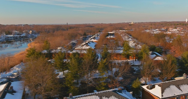 La vista invernale di piccole case sui tetti dei cortili del complesso di appartamenti individuali sulla neve coperta