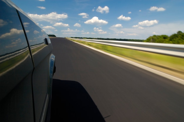 La vista laterale di un'auto è un'autostrada liscia