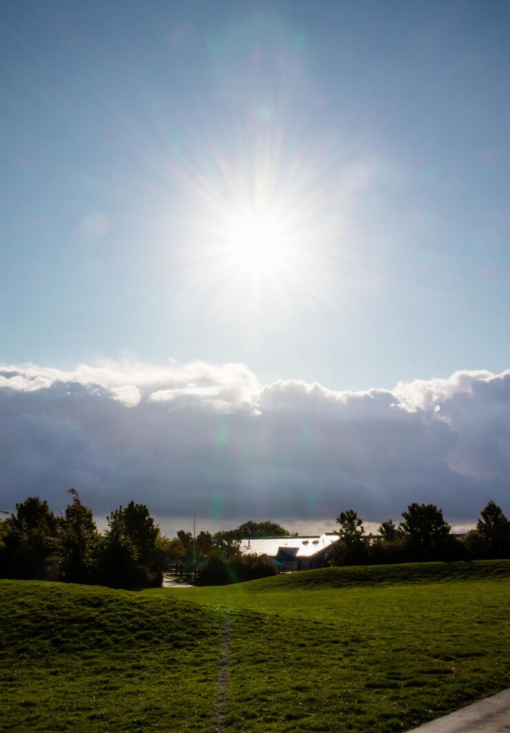 Foto la vista panoramica del campo contro il sole brillante