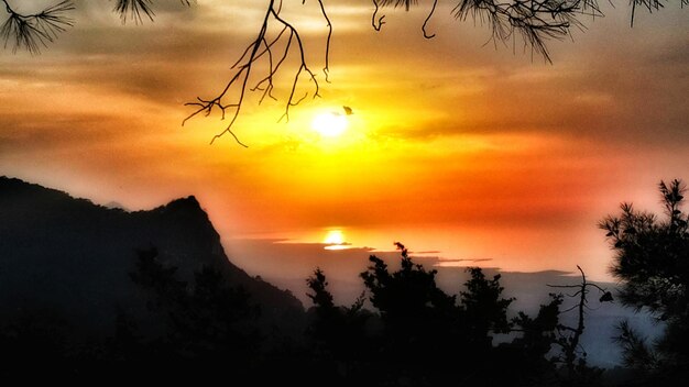 La vista panoramica del cielo al tramonto