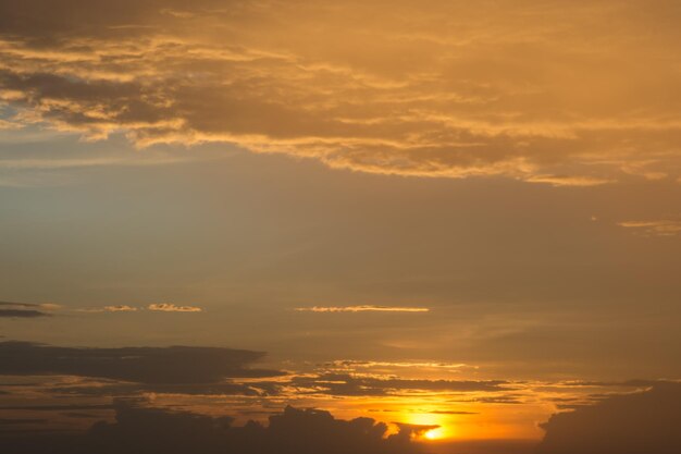 La vista panoramica del cielo al tramonto