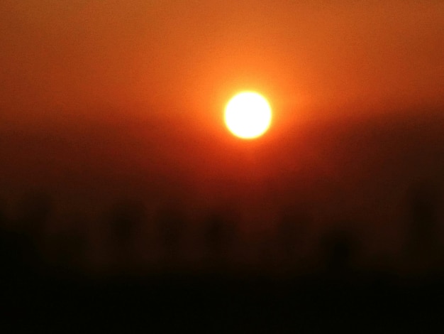 La vista panoramica del cielo al tramonto