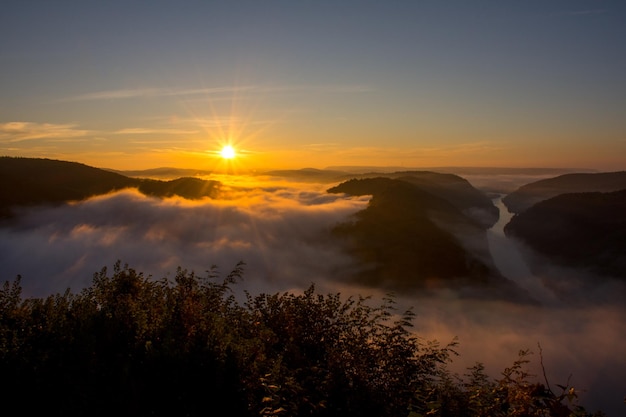 La vista panoramica del cielo durante il tramonto