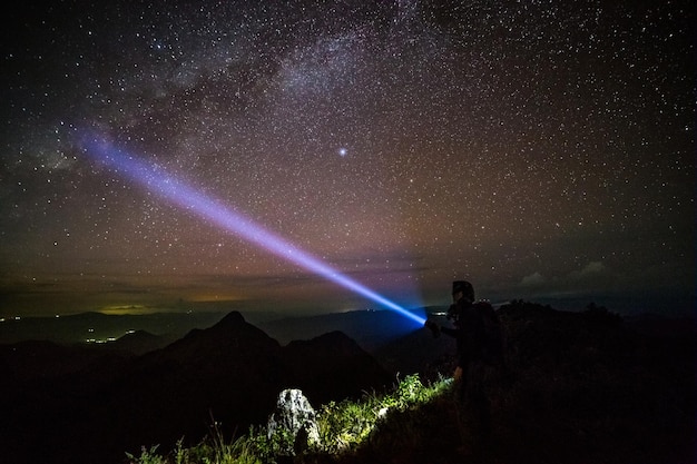 La vista panoramica del cielo notturno