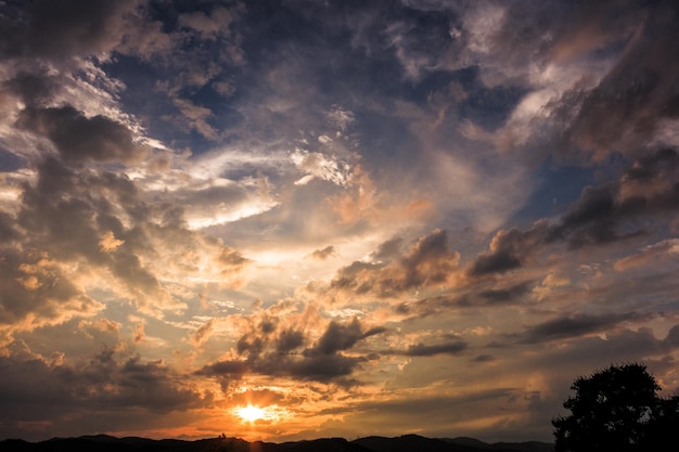 La vista panoramica del cielo nuvoloso durante il tramonto
