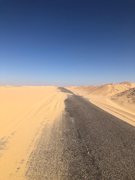 La vista panoramica del deserto contro un cielo limpido