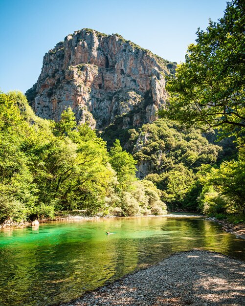 La vista panoramica del fiume contro la montagna