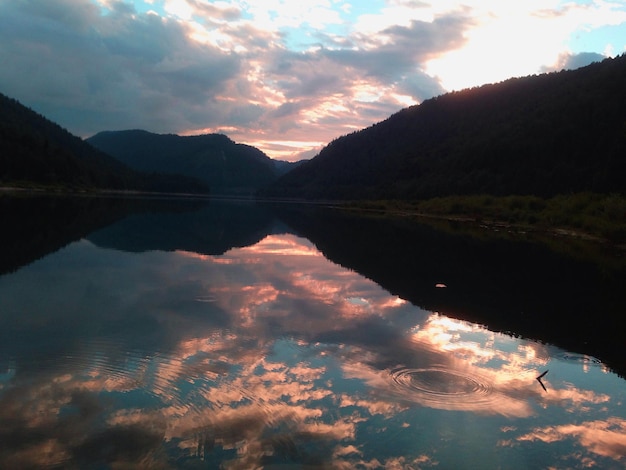 La vista panoramica del lago al tramonto