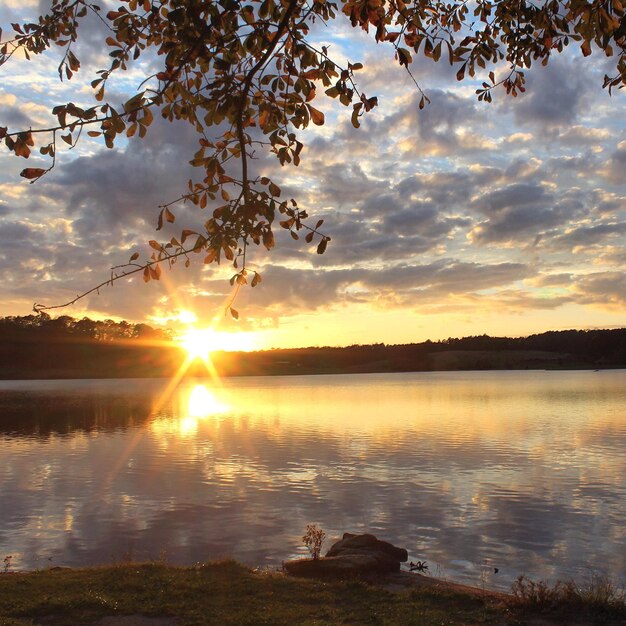 La vista panoramica del lago al tramonto