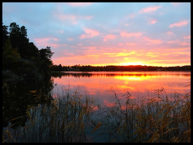 Foto la vista panoramica del lago al tramonto