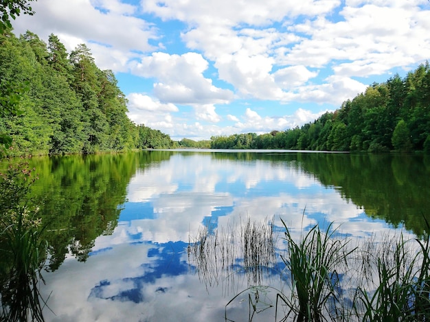 La vista panoramica del lago contro il cielo