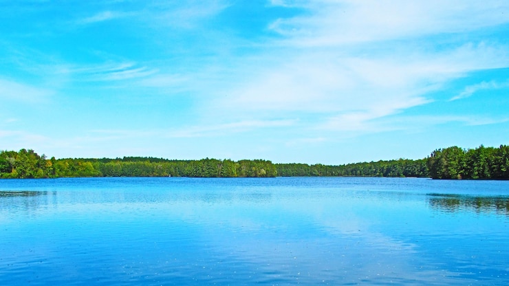 Foto la vista panoramica del lago contro il cielo