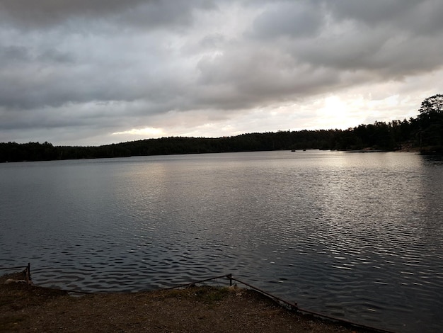 La vista panoramica del lago contro il cielo