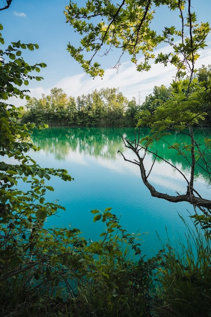 La vista panoramica del lago contro il cielo