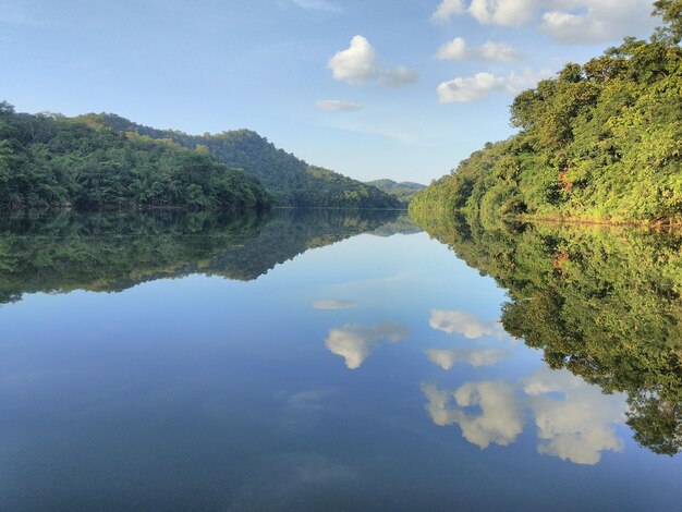 La vista panoramica del lago contro il cielo