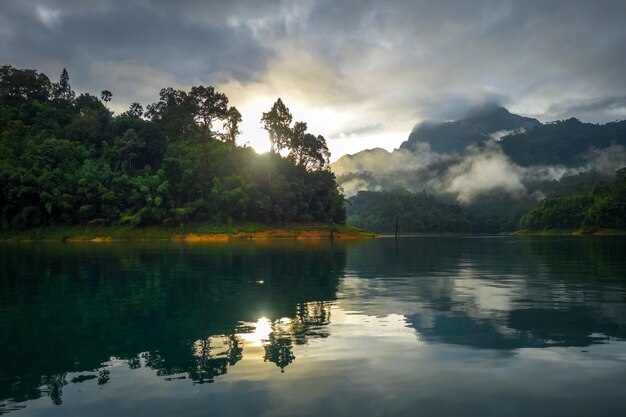 La vista panoramica del lago contro il cielo