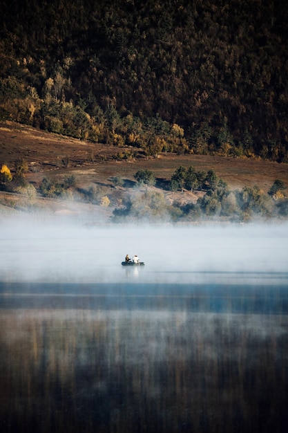 La vista panoramica del lago contro il cielo