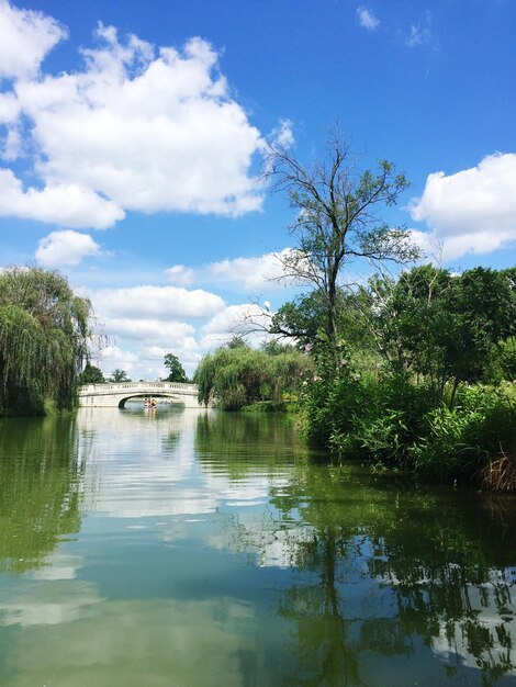 La vista panoramica del lago contro il cielo