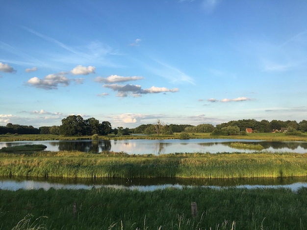 La vista panoramica del lago contro il cielo