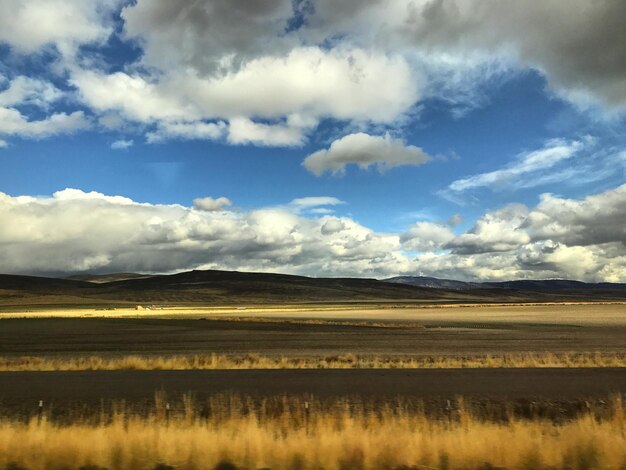 La vista panoramica del lago contro il cielo