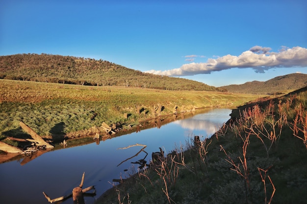 La vista panoramica del lago contro il cielo