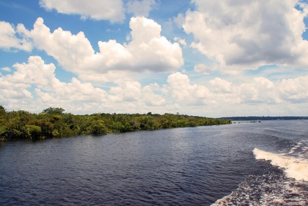 La vista panoramica del lago contro il cielo