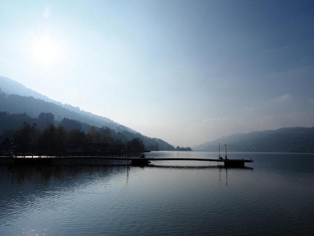 La vista panoramica del lago contro il cielo