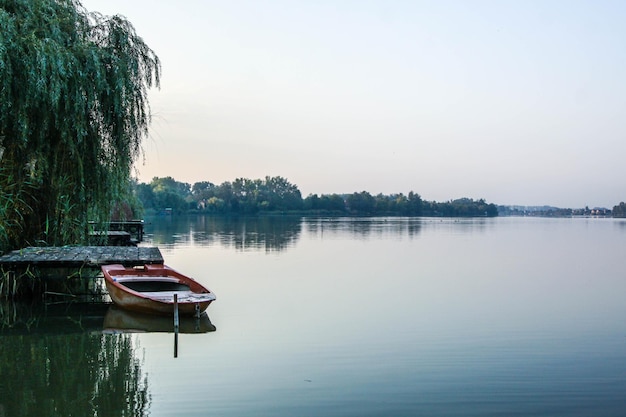 La vista panoramica del lago contro il cielo