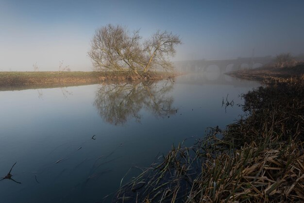 La vista panoramica del lago contro il cielo