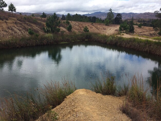 La vista panoramica del lago contro il cielo