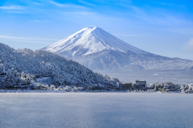 La vista panoramica del lago e della montagna durante l'inverno