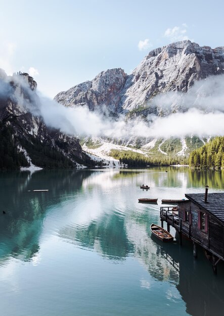 La vista panoramica del lago e delle montagne innevate contro il cielo