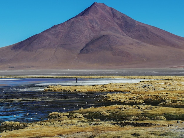 La vista panoramica del lungomare contro la montagna