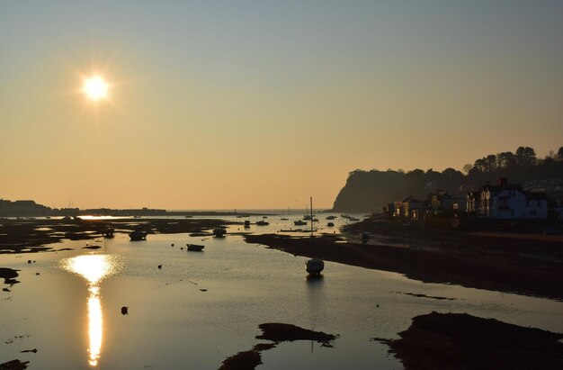 La vista panoramica del mare al tramonto