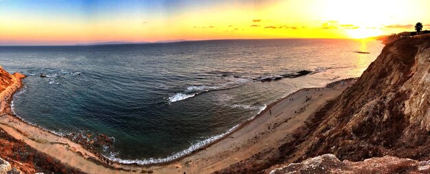 La vista panoramica del mare al tramonto