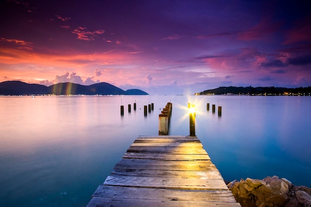 La vista panoramica del mare contro il cielo al tramonto