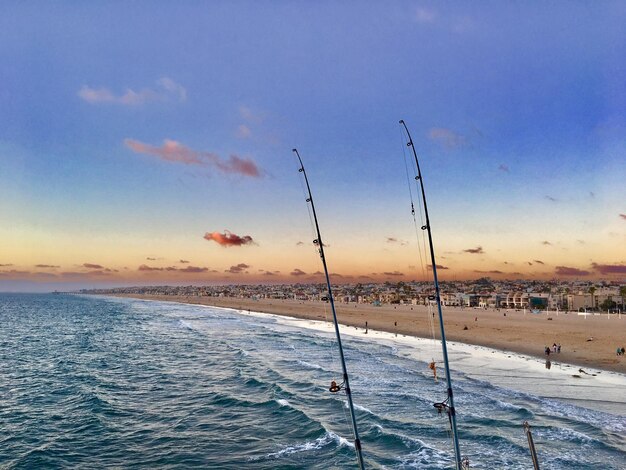 La vista panoramica del mare contro il cielo al tramonto