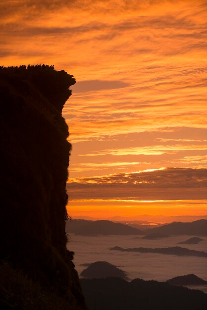 La vista panoramica del mare contro il cielo drammatico durante il tramonto